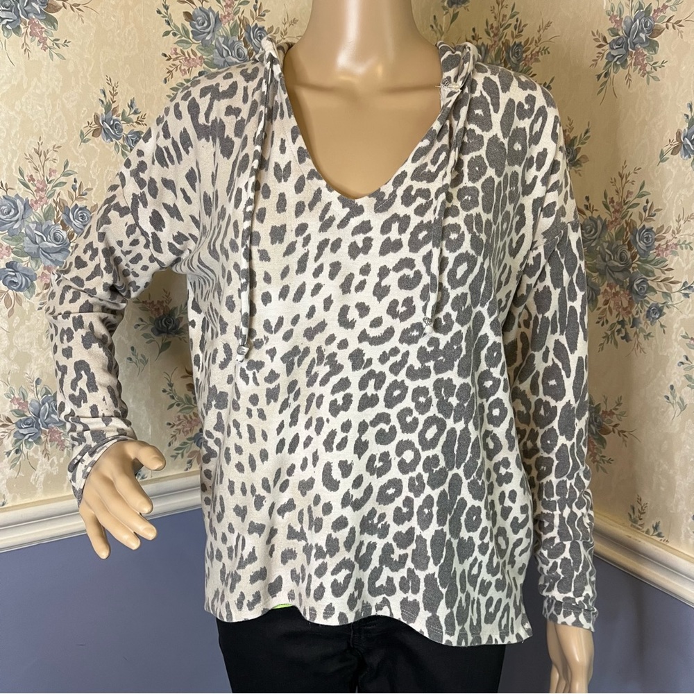 Chaser dolman vneck long lace up sleeve hoodie gray leopard print, Size S